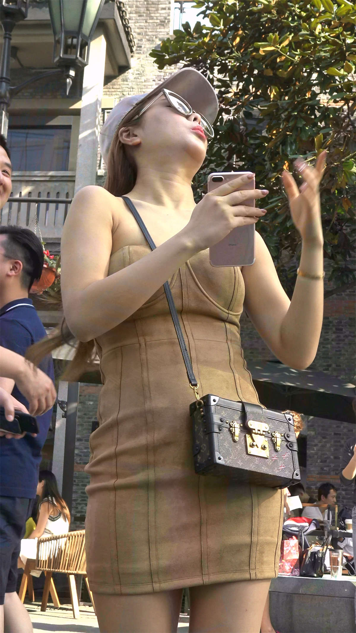 图片[2]-鸭舌帽米色包臀裙罗马鞋美女-日更街拍