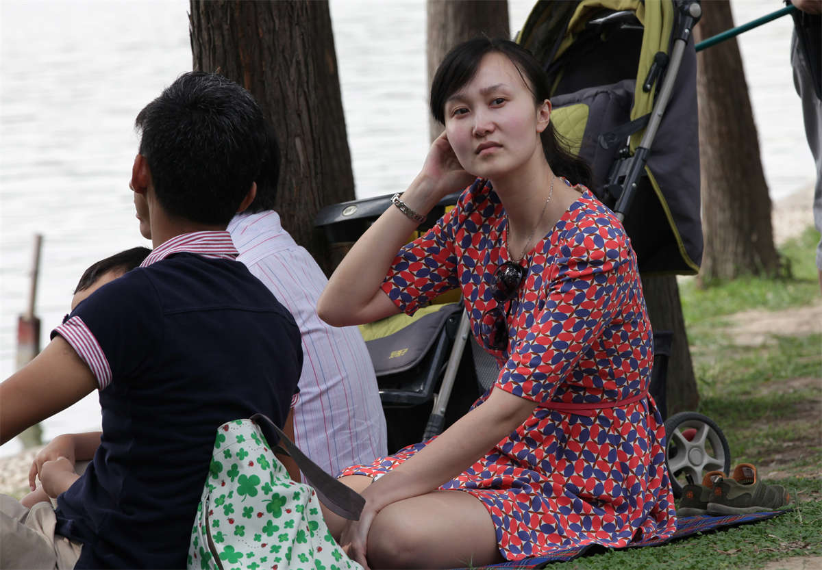 图片[2]-踏青公园街拍系列No.456 气质美少妇的长丝足-日更街拍