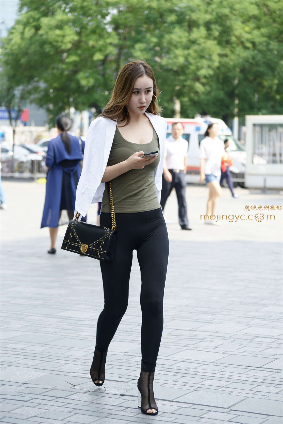 5-30紧身美女-日更街拍