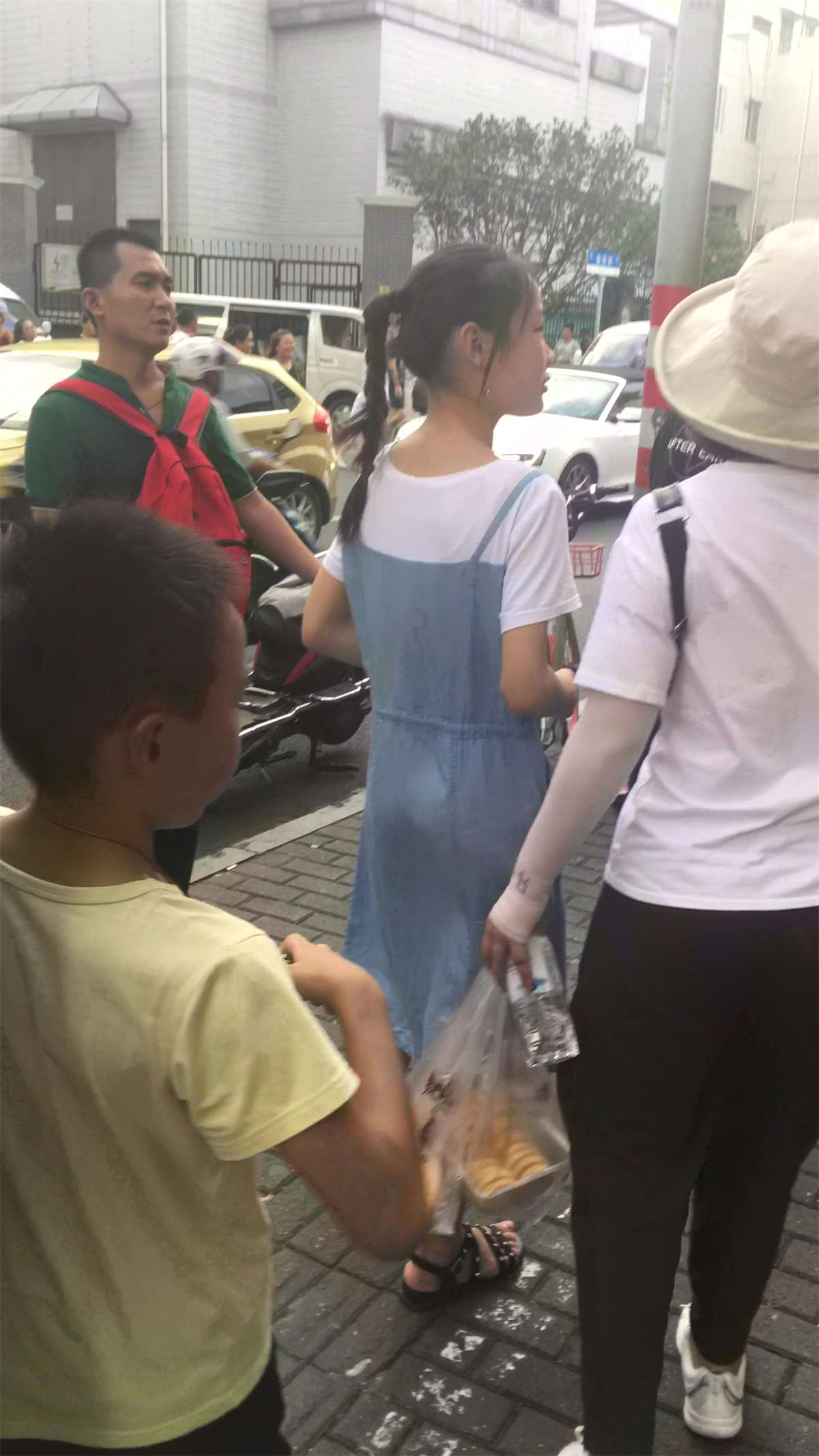 清纯的连衣裙小美女-日更街拍