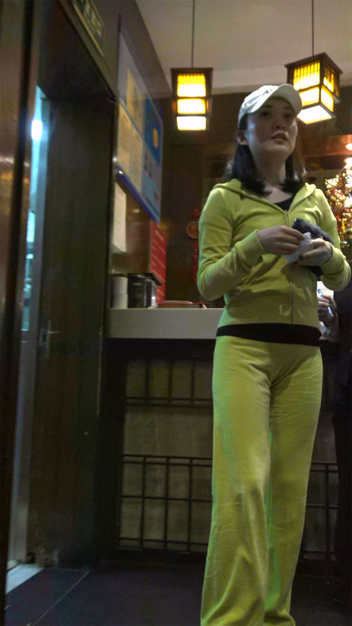 图片[2]-鸭舌帽运动装美女1-日更街拍