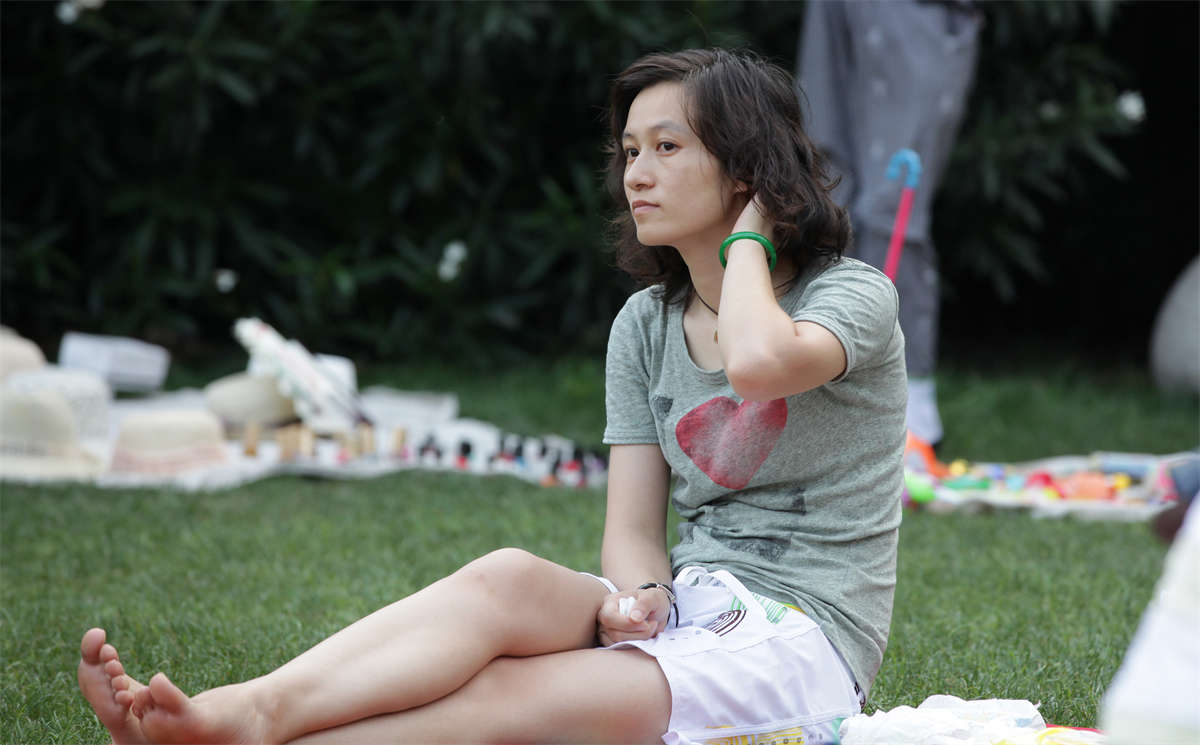 图片[2]-踏青公园街拍系列No.457 气质少妇的精品素足全露出-日更街拍