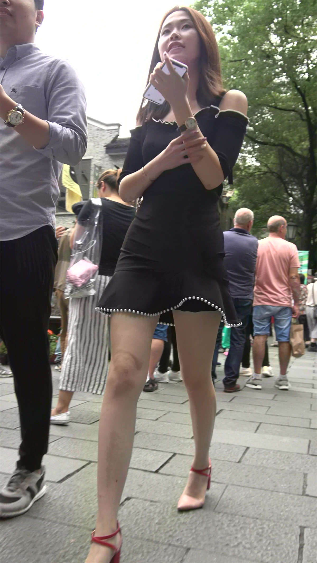 黑色连衣裙街拍甜美可人大美女-日更街拍