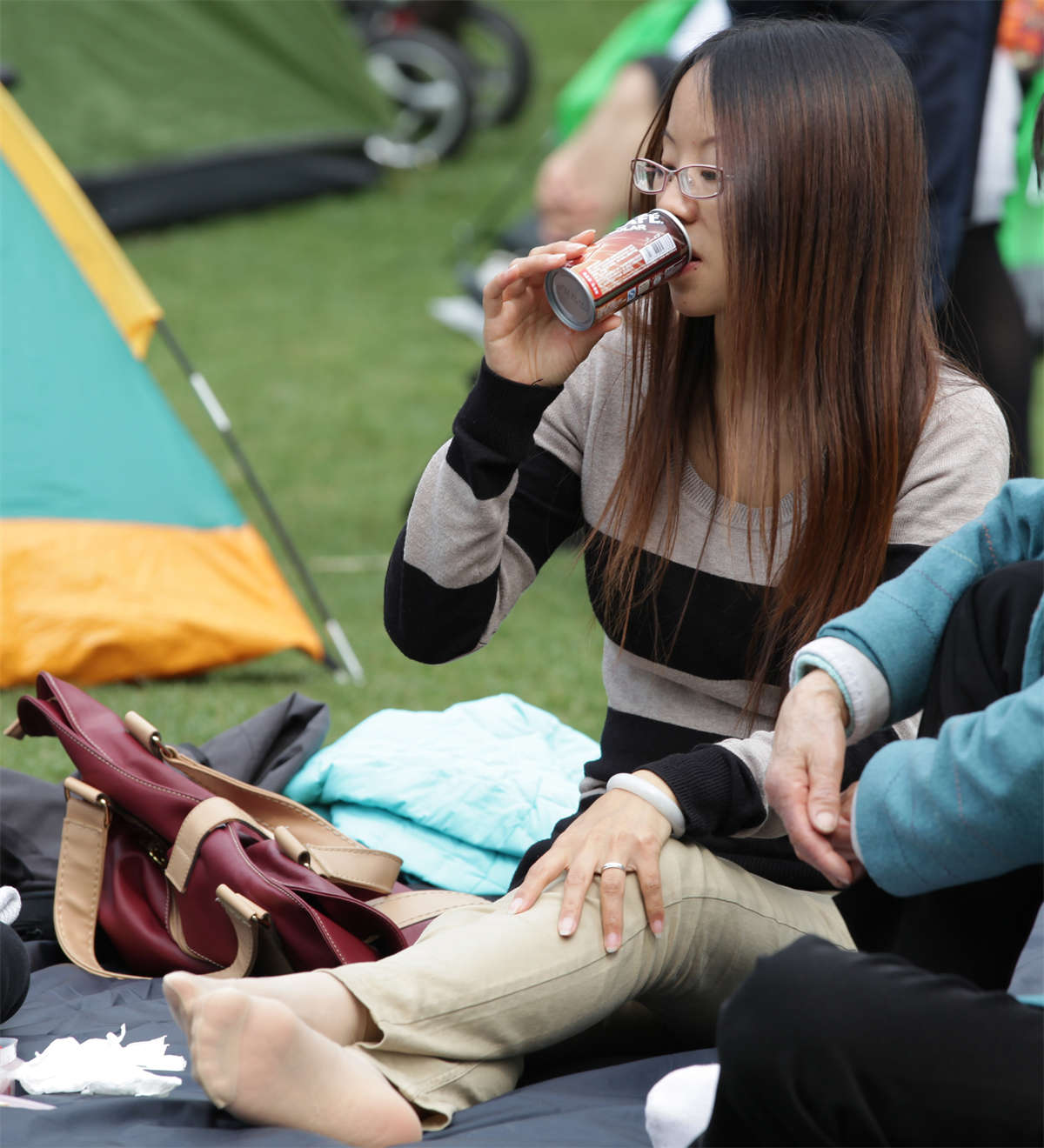 图片[2]-踏青公园街拍系列No.458 气质少妇一般不会允许他人如此观看她的肉丝足底-日更街拍