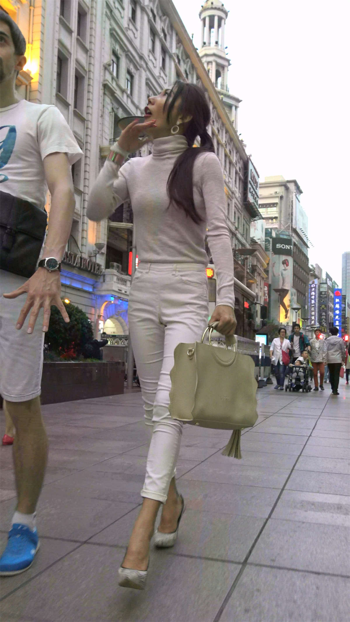 图片[2]-白裤高挑身材高跟鞋美女-日更街拍