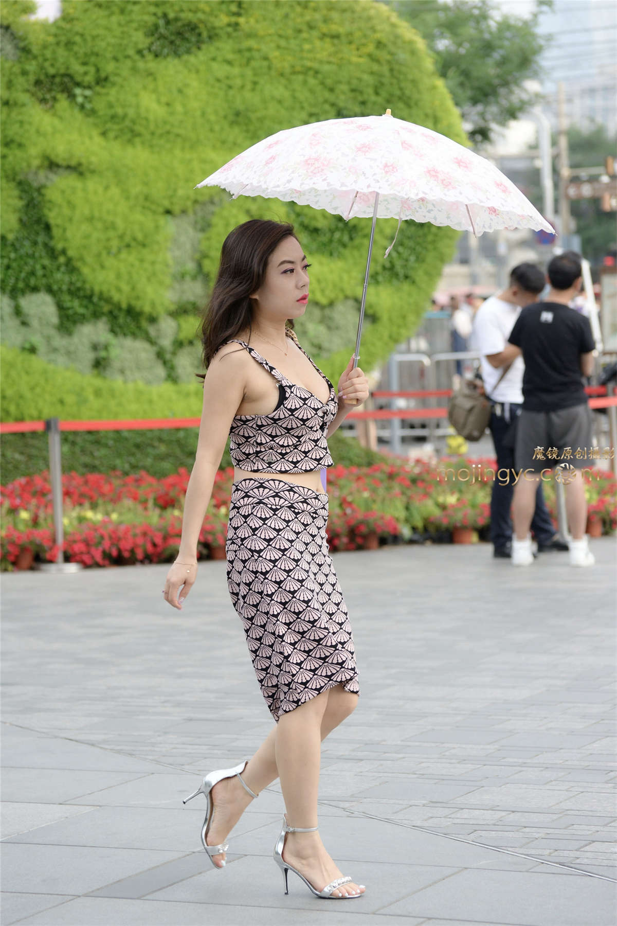 5-31伞下紧身漏脐秀酥胸-日更街拍