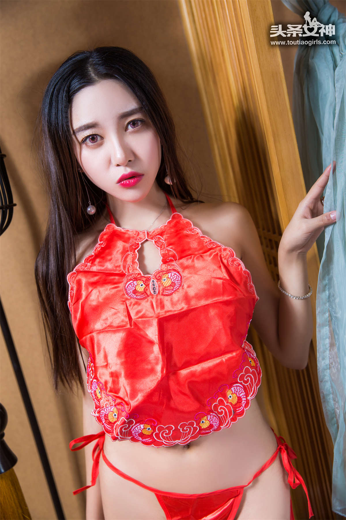 TouTiao头条女神 2017.03.11 李梓熙 红肚兜蜜汁痴女-日更街拍