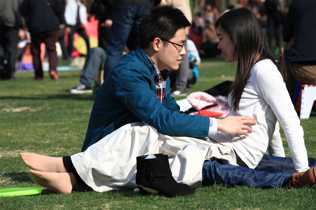 图片[2]-踏青公园街拍系列No.1457 恋爱中的女孩露出一双修长的丝足-日更街拍