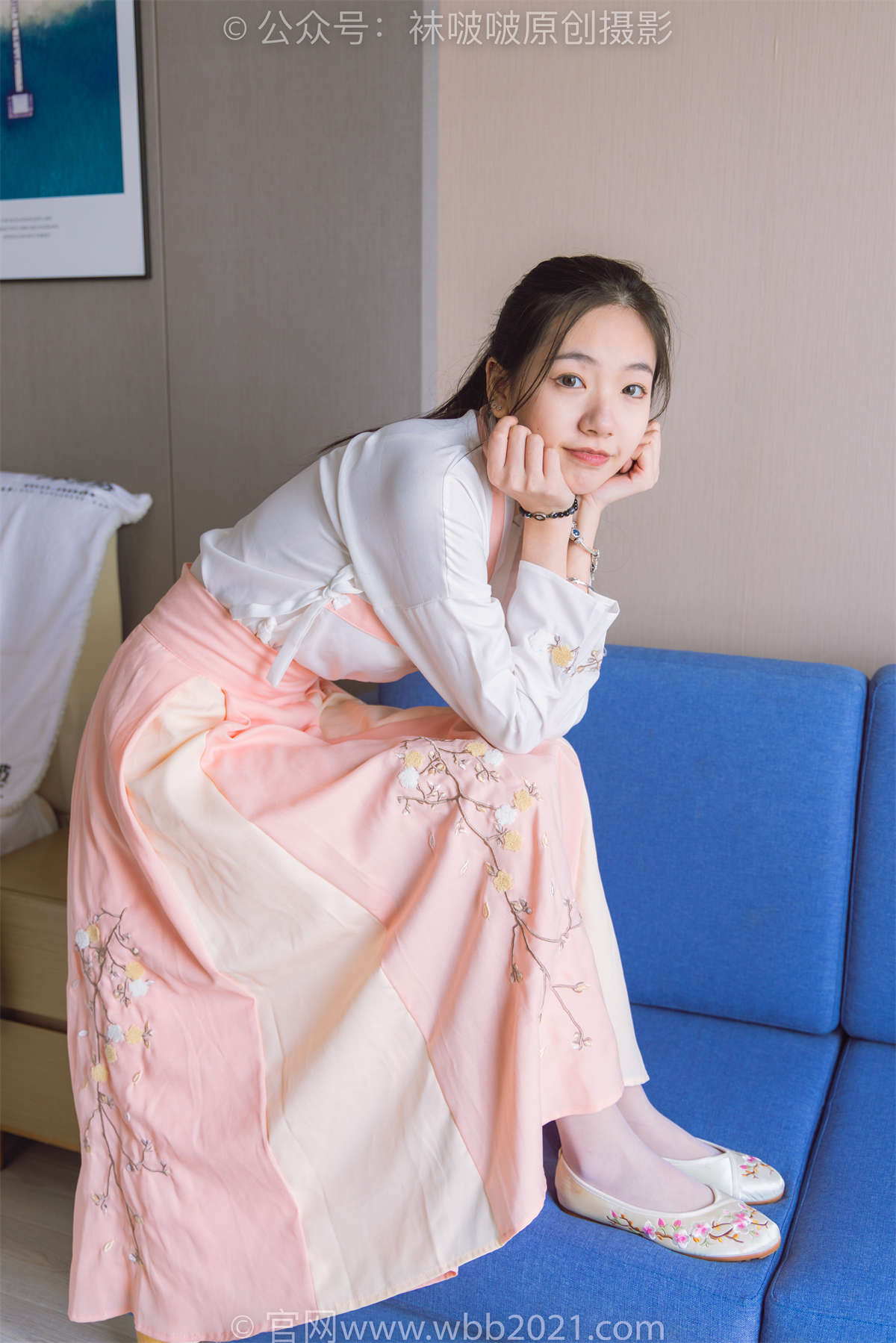 图片[2]-袜啵啵 No.311 小甜豆-布鞋、白丝（脚尖加固款）、裸足、古装 花絮版-日更街拍