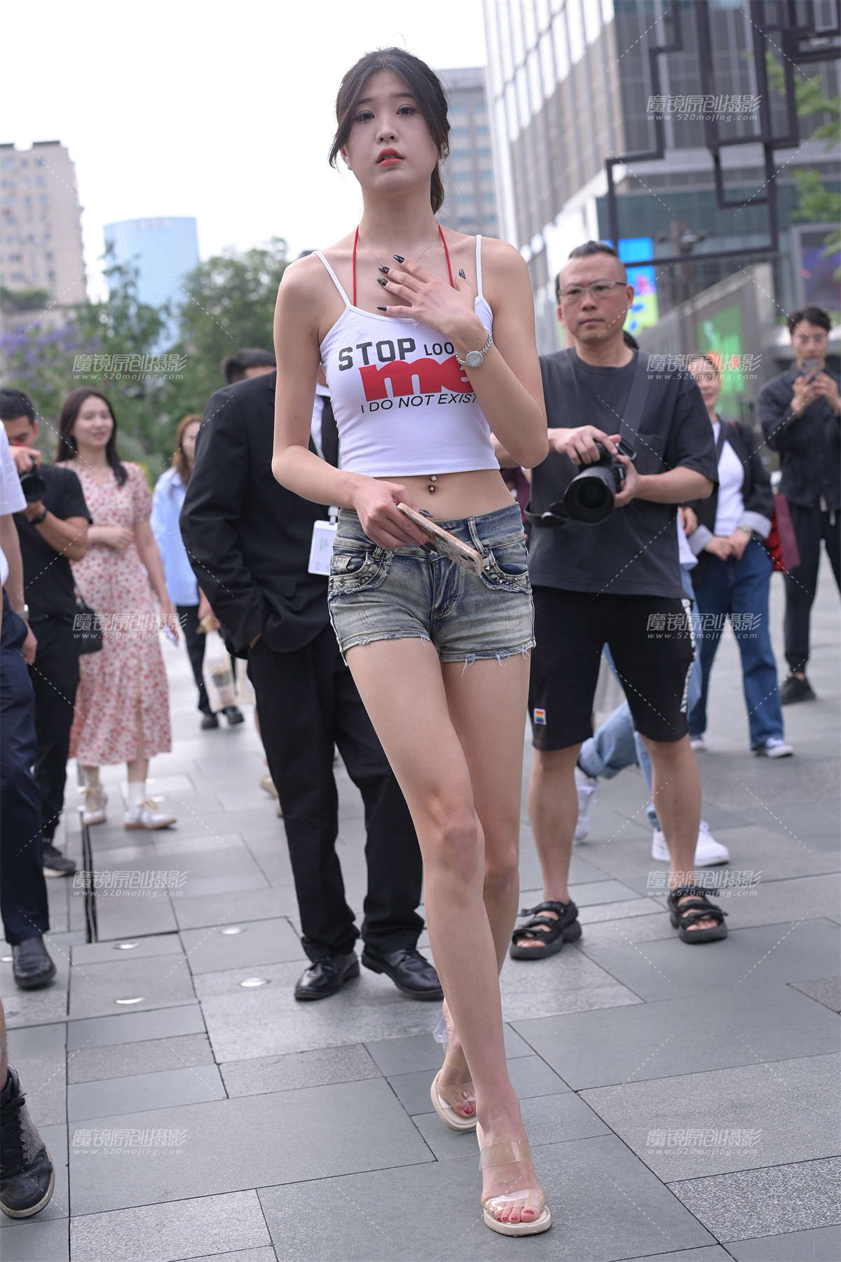 几个月难得一见的美腿-日更街拍