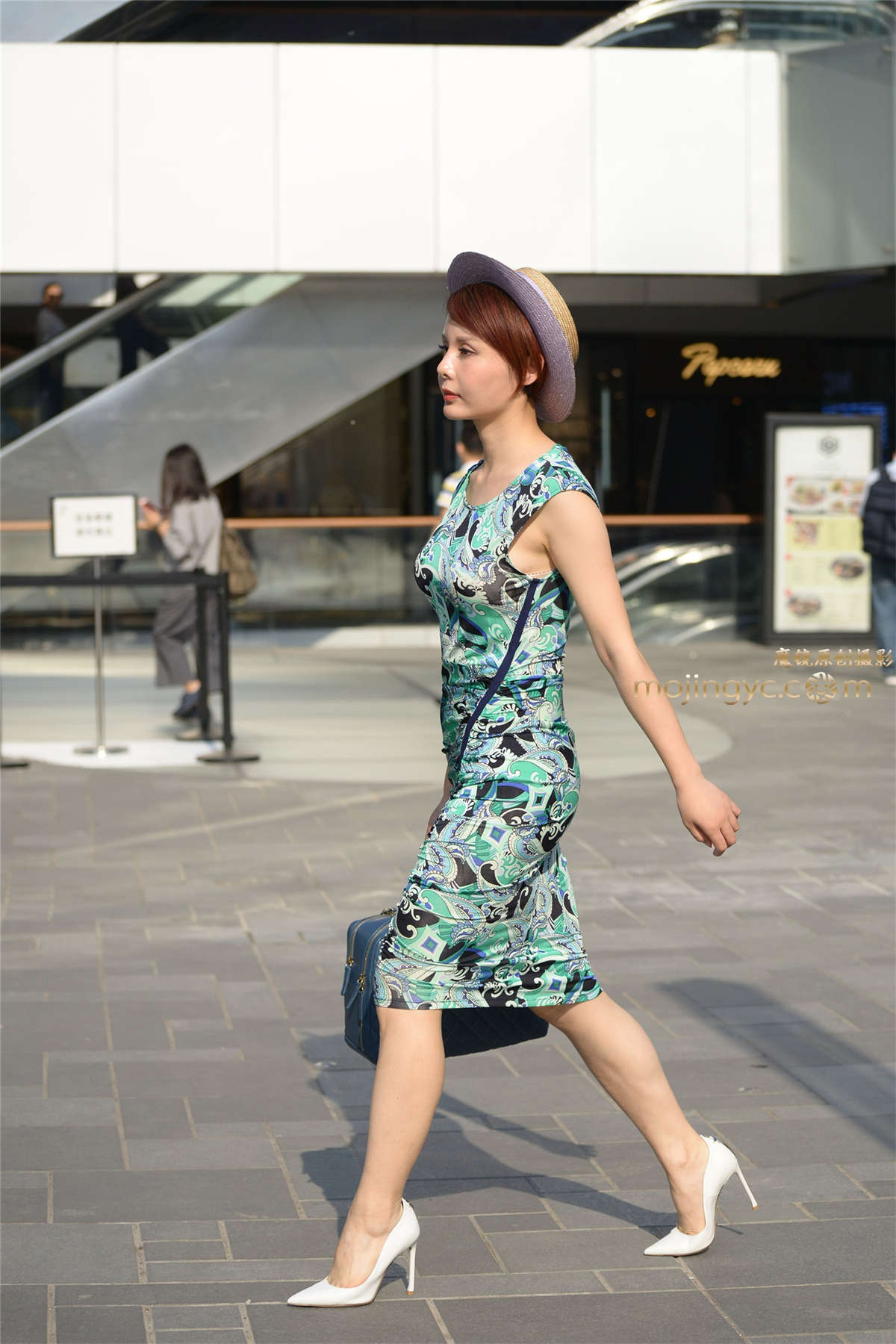 白色尖头细高跟，紧身裙勾勒身材（16p）-日更街拍