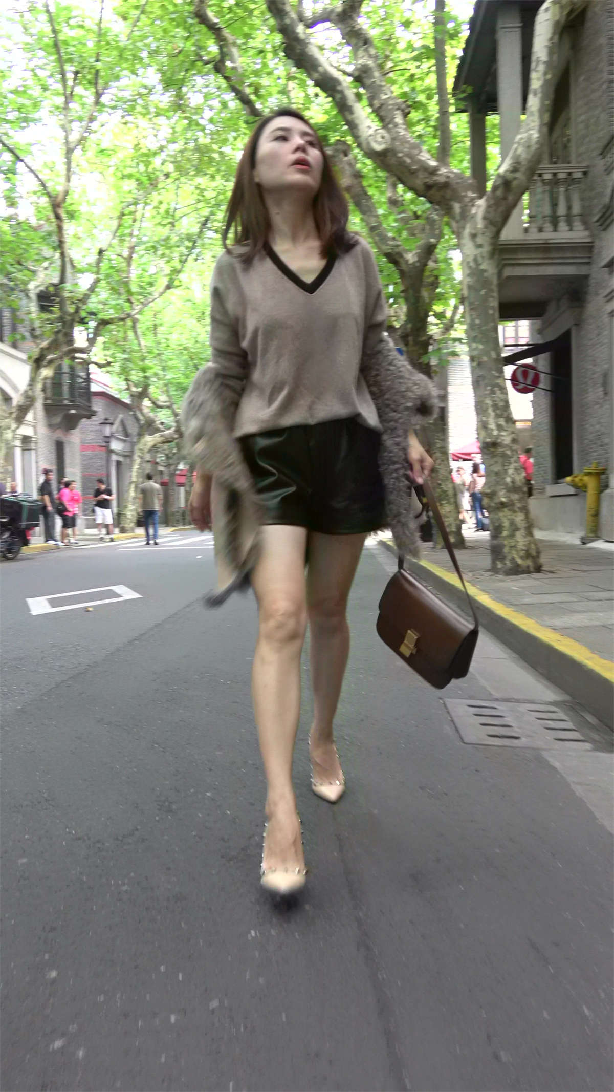 性感美腿米色高跟鞋街拍美女-日更街拍