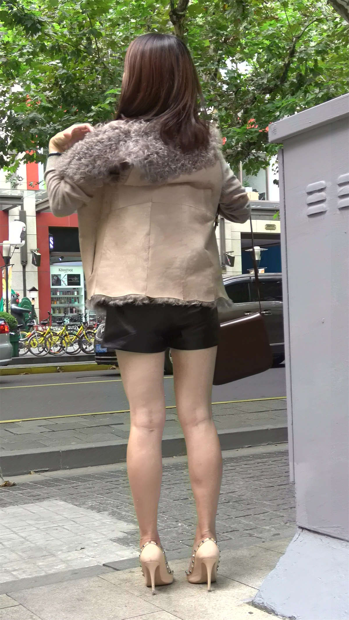 图片[2]-性感美腿米色高跟鞋街拍美女-日更街拍