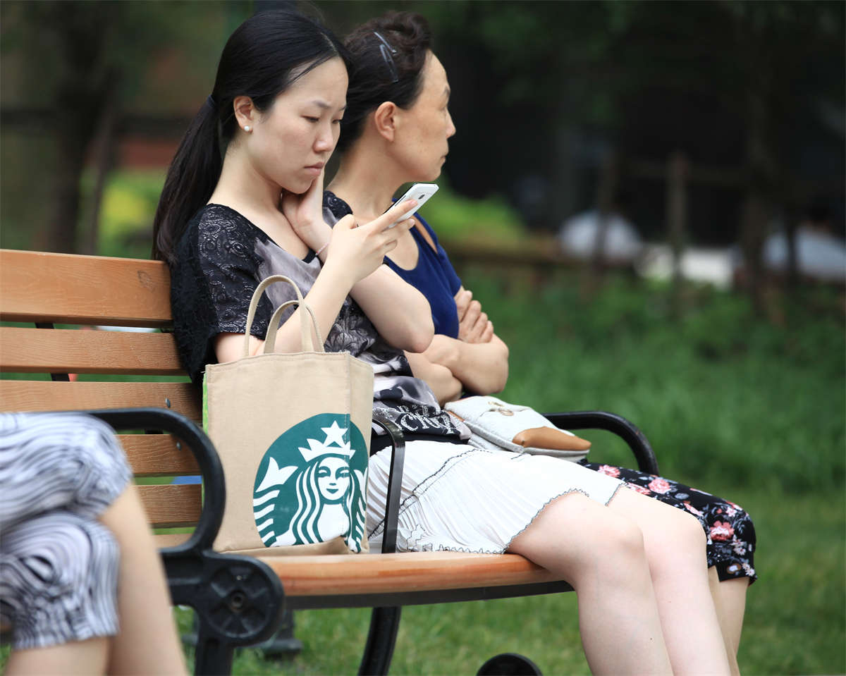 踏青公园街拍系列No.1458 文静女孩脱鞋小憩，这双脚果断高分-日更街拍
