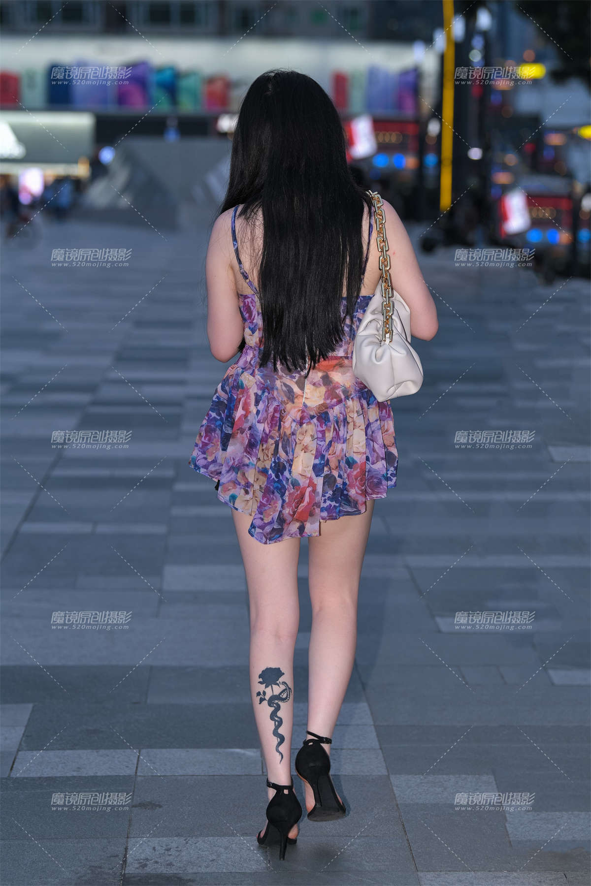 图片[2]-吊带花裙白皙美女-日更街拍