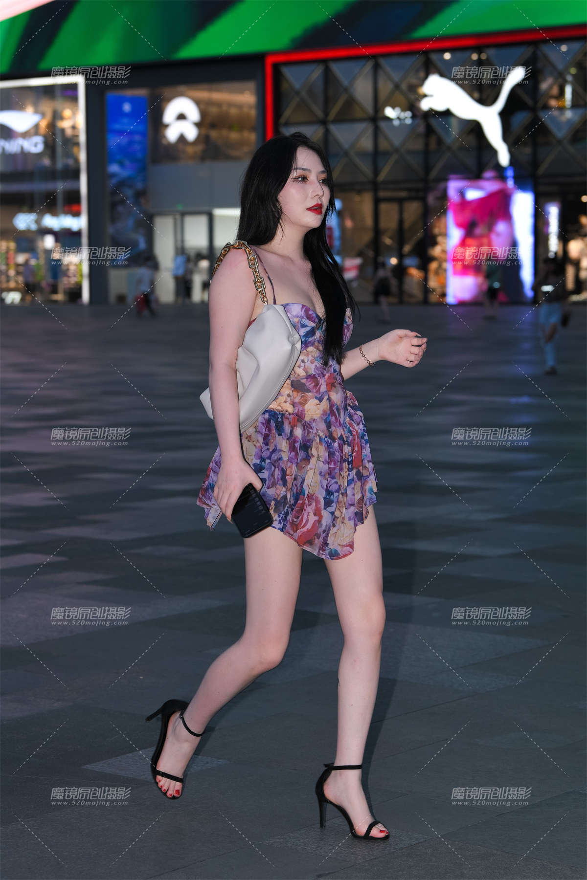 吊带花裙白皙美女-日更街拍