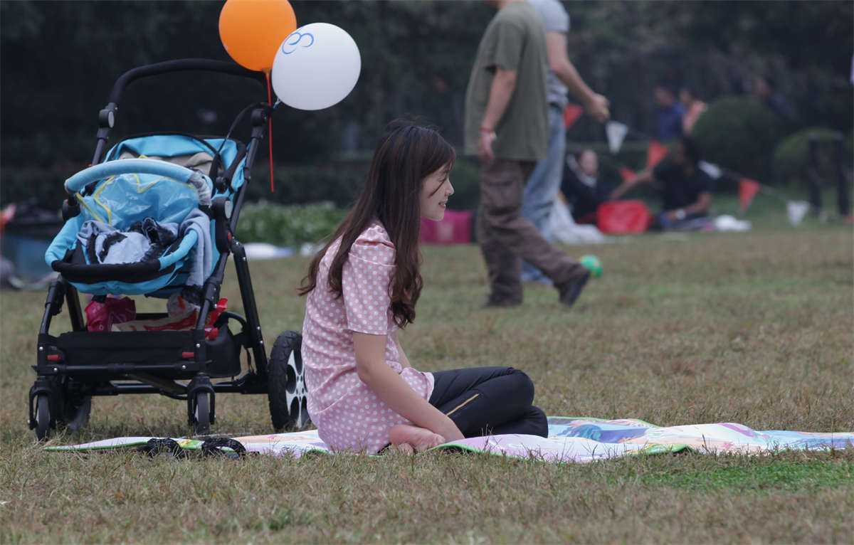 图片[2]-踏青公园街拍系列No.460 前后3次终于拍成的美人美足大套-日更街拍