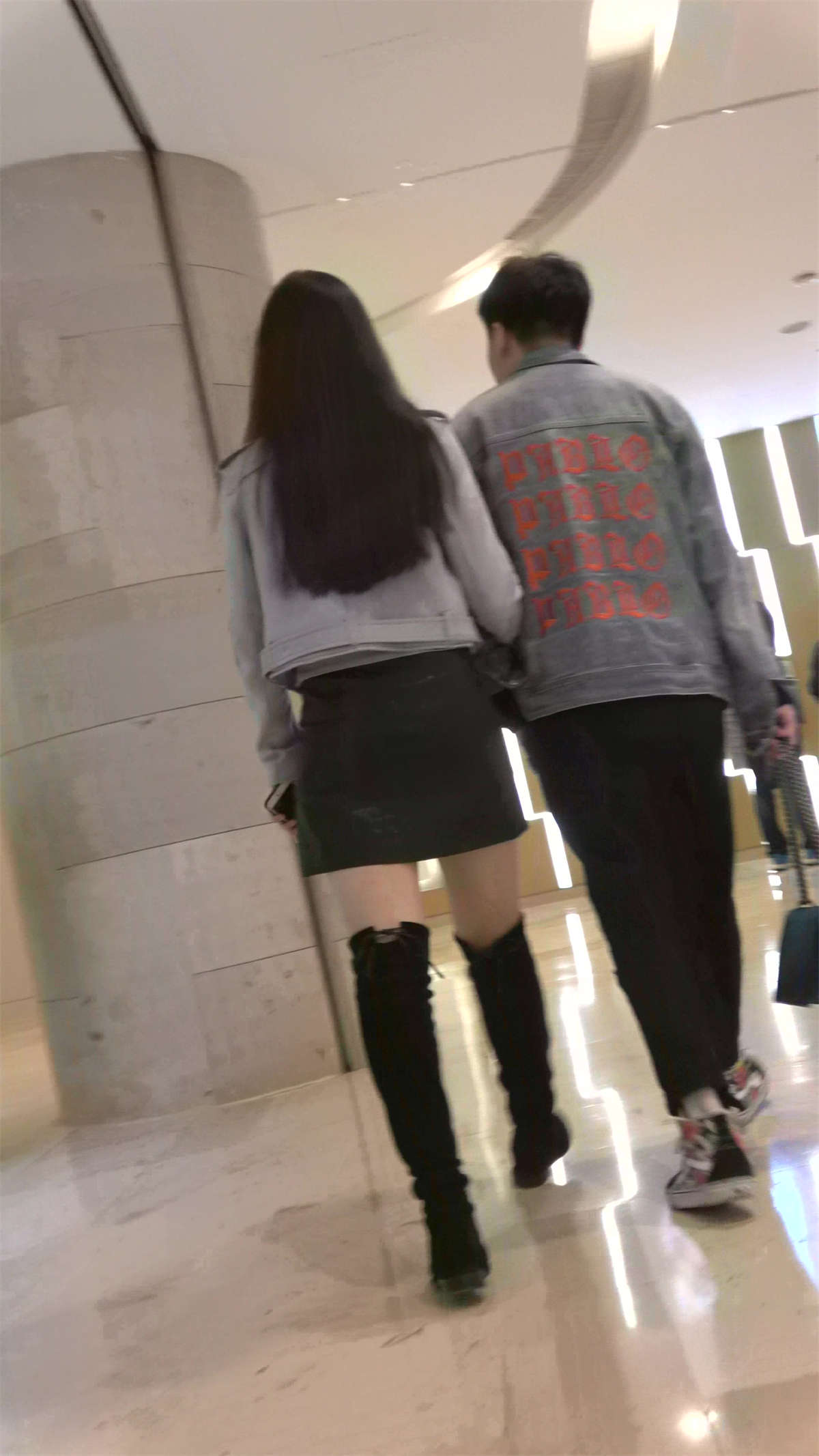 图片[2]-长筒靴皮裙气质街拍魅力身材极品女神姐姐-日更街拍