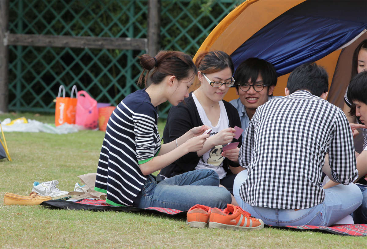 图片[2]-踏青公园街拍系列No.1459 文静女生，一双嫩足秀气无比-日更街拍