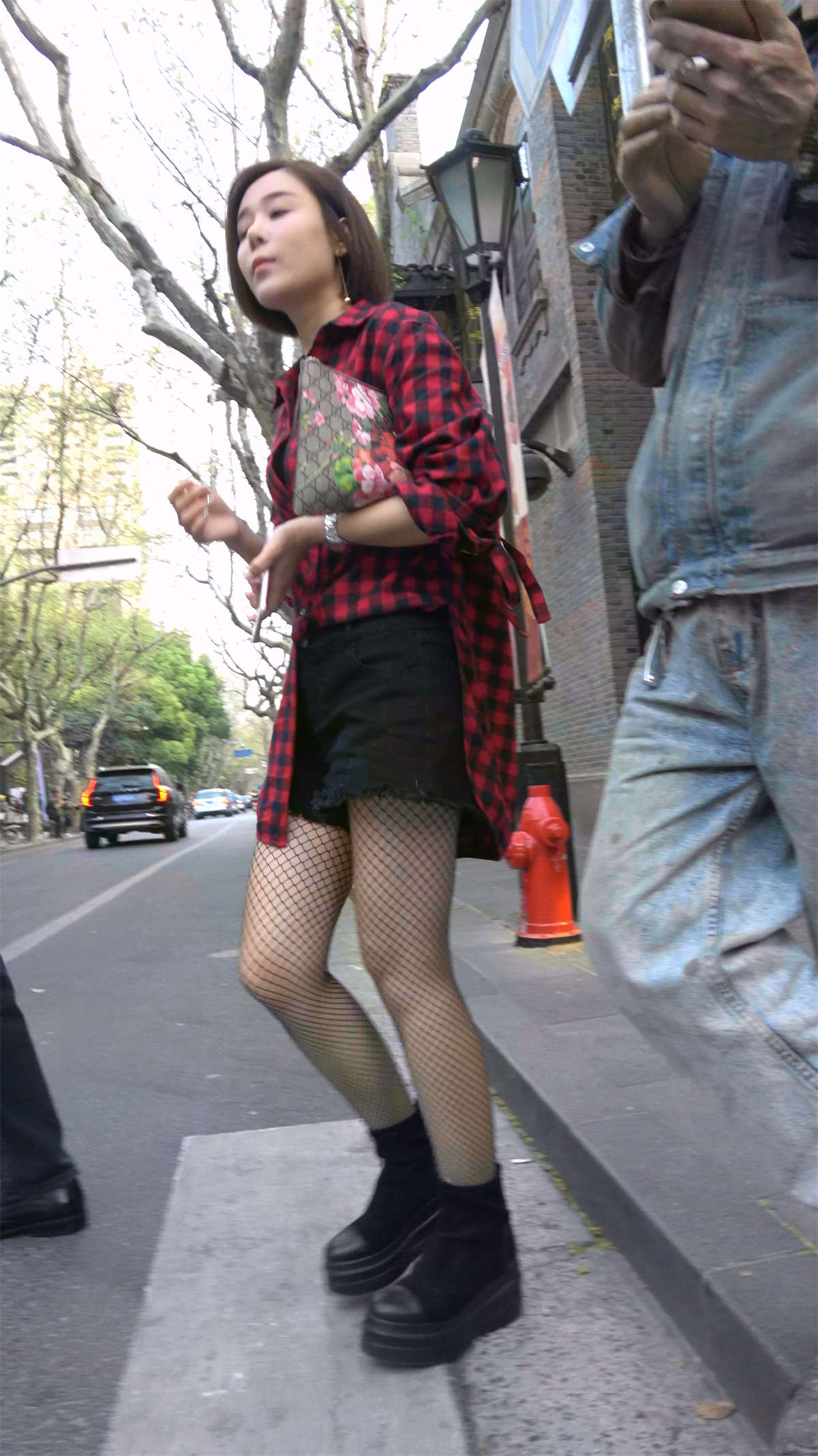 图片[2]-格子衬衫大眼网袜短发气质小姐姐-日更街拍