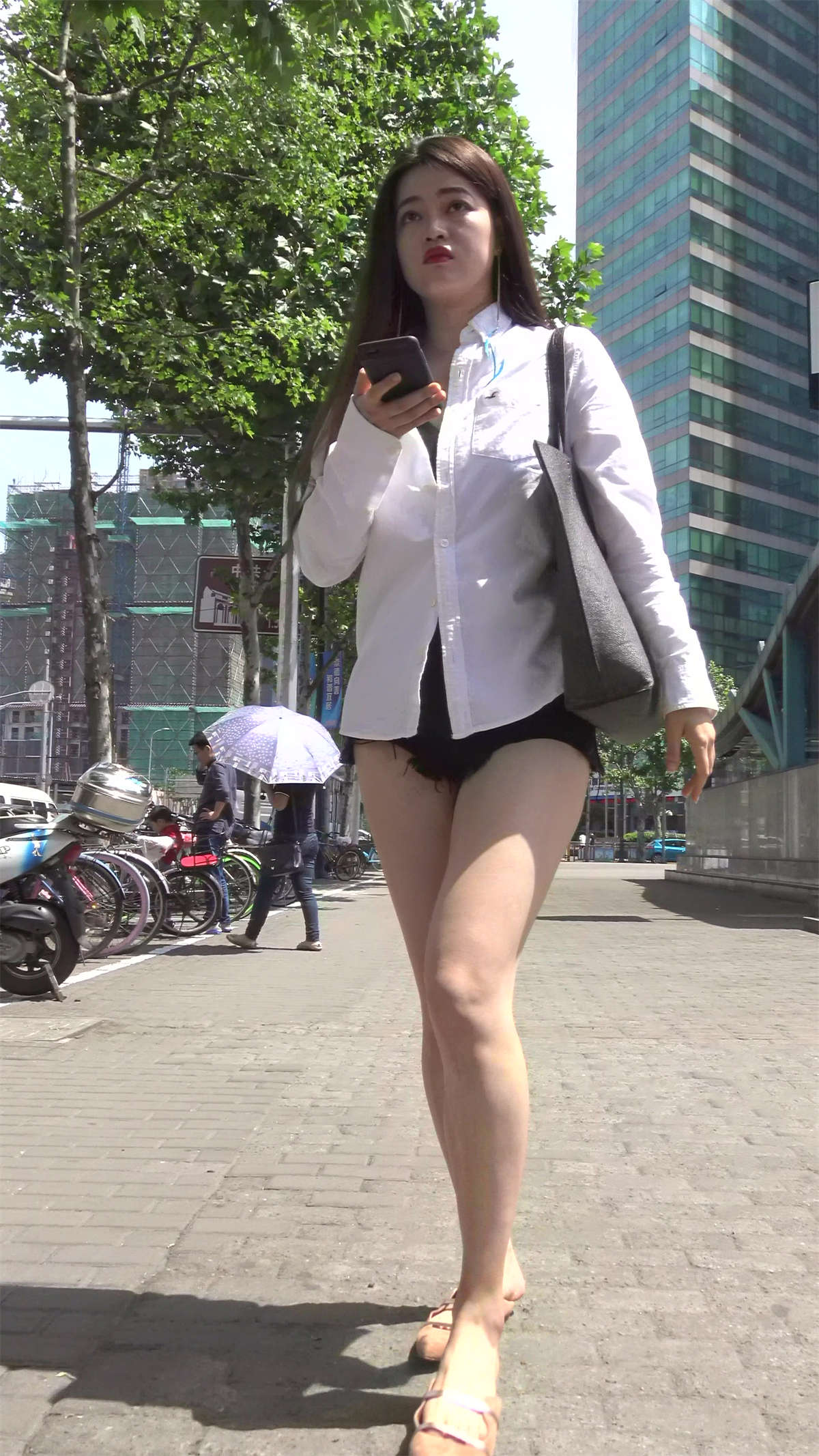 白衬衫月牙臀美腿丝袜美女-日更街拍