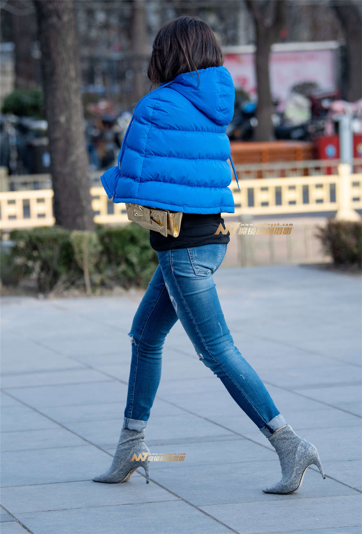 图片[2]-斗篷服紧牛仔高跟鞋，性感美女真俏丽-日更街拍