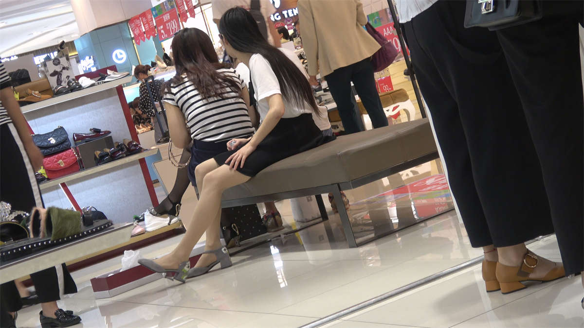 美脚的诱惑-日更街拍
