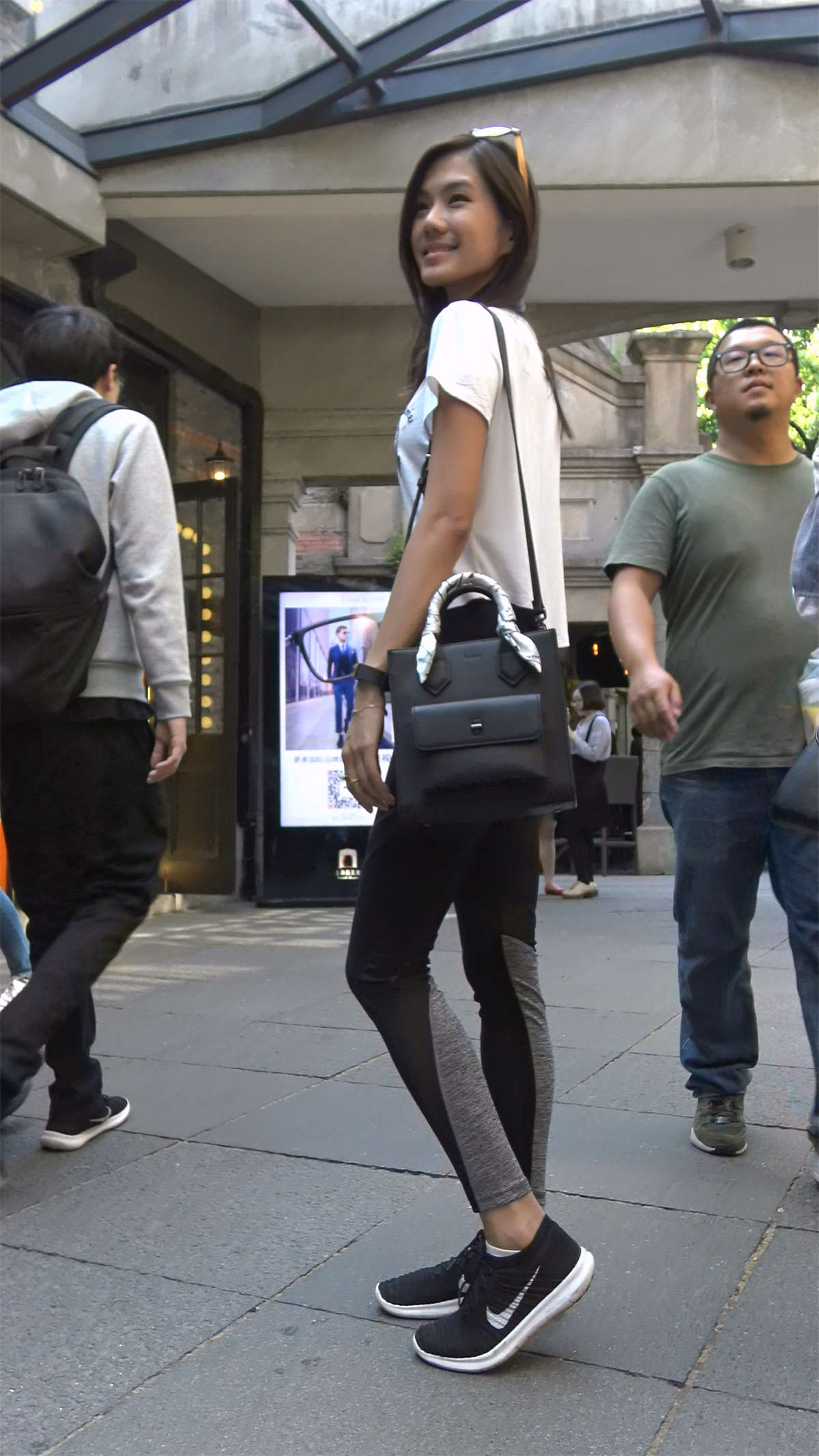 黑色紧身弹力裤运动鞋白T恤美女-日更街拍