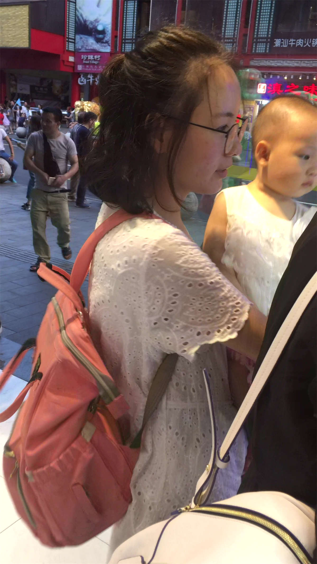 白色蕾丝连衣裙少妇-日更街拍