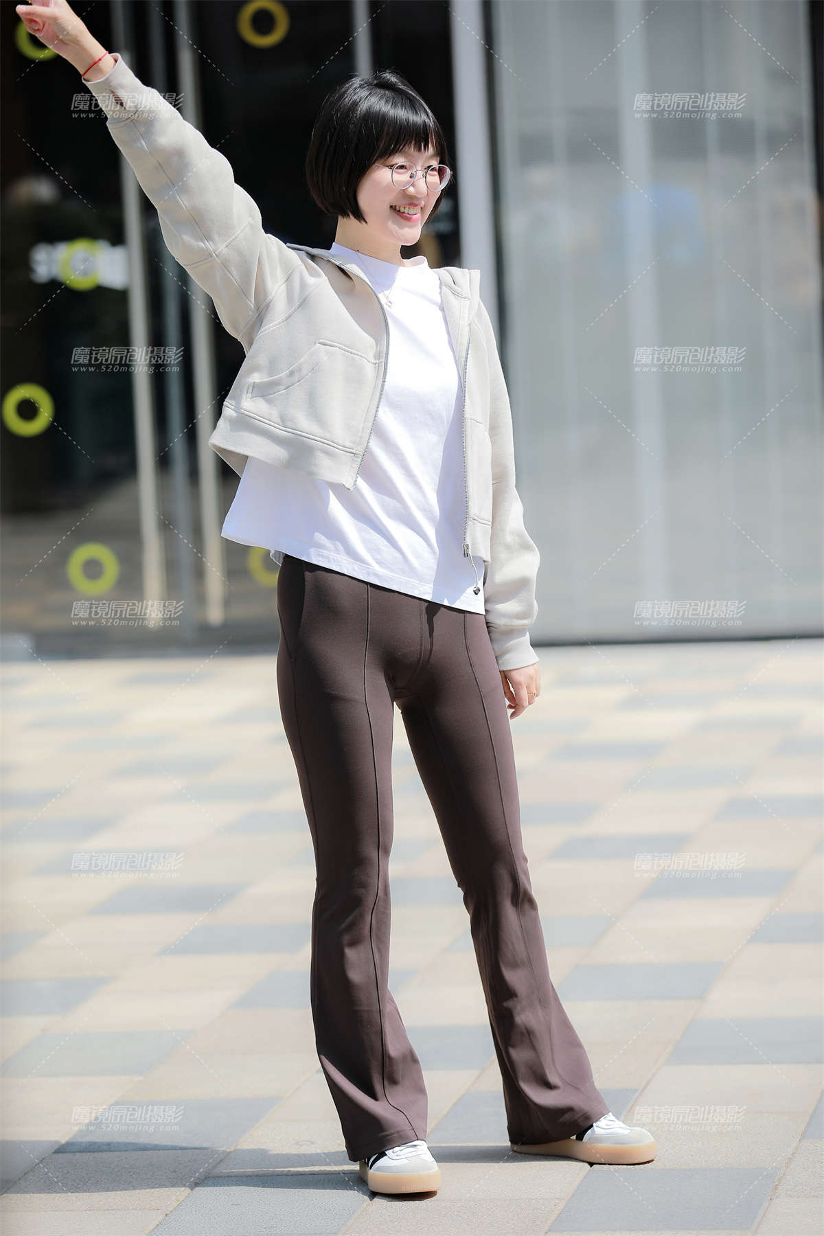 棕色紧身裤美眉-日更街拍