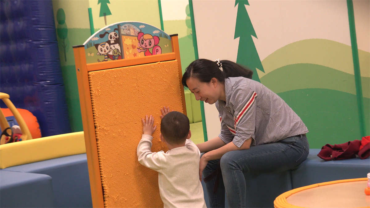 图片[2]-带孩子在游乐园的辣妈-日更街拍