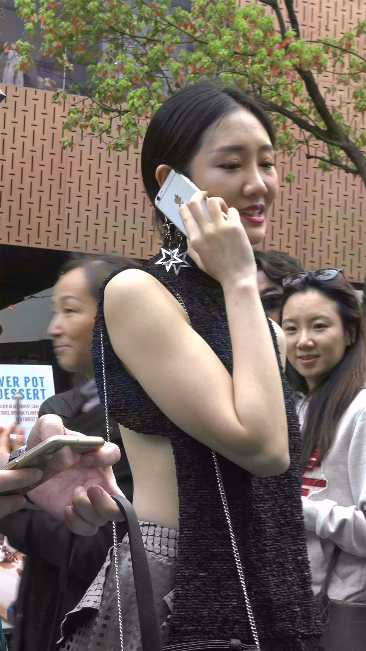 图片[2]-露背连衣裙性感美女靓模摆拍-日更街拍