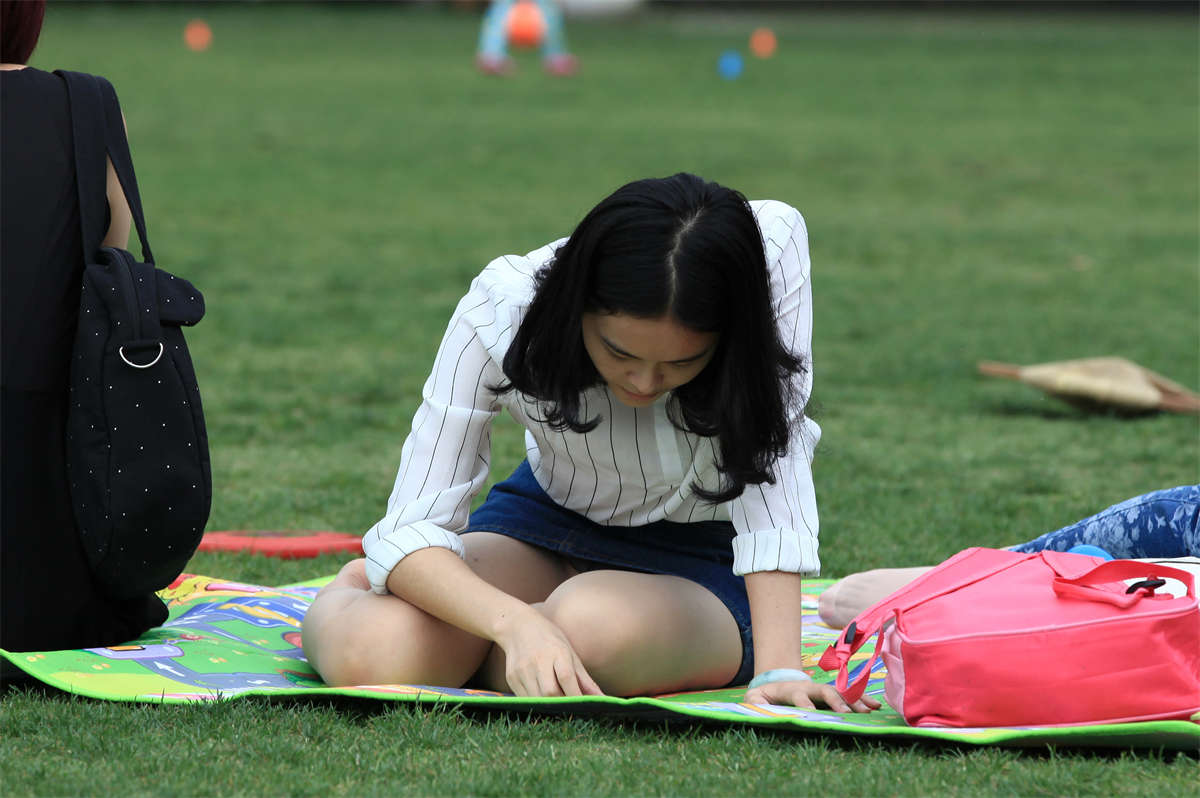 图片[2]-踏青公园街拍系列No.1461 无挡超薄长丝配上一双长趾玉足，太通透了-日更街拍