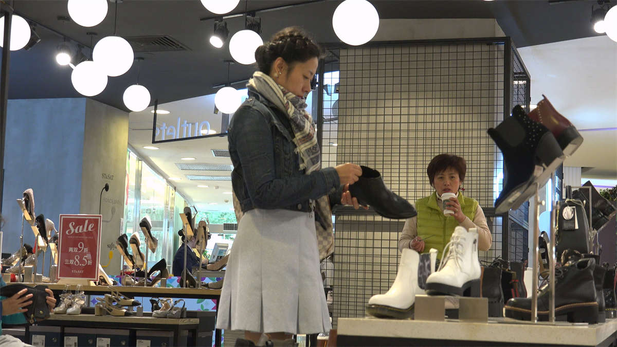 肉色丝袜美女鞋店站着把鞋试-日更街拍