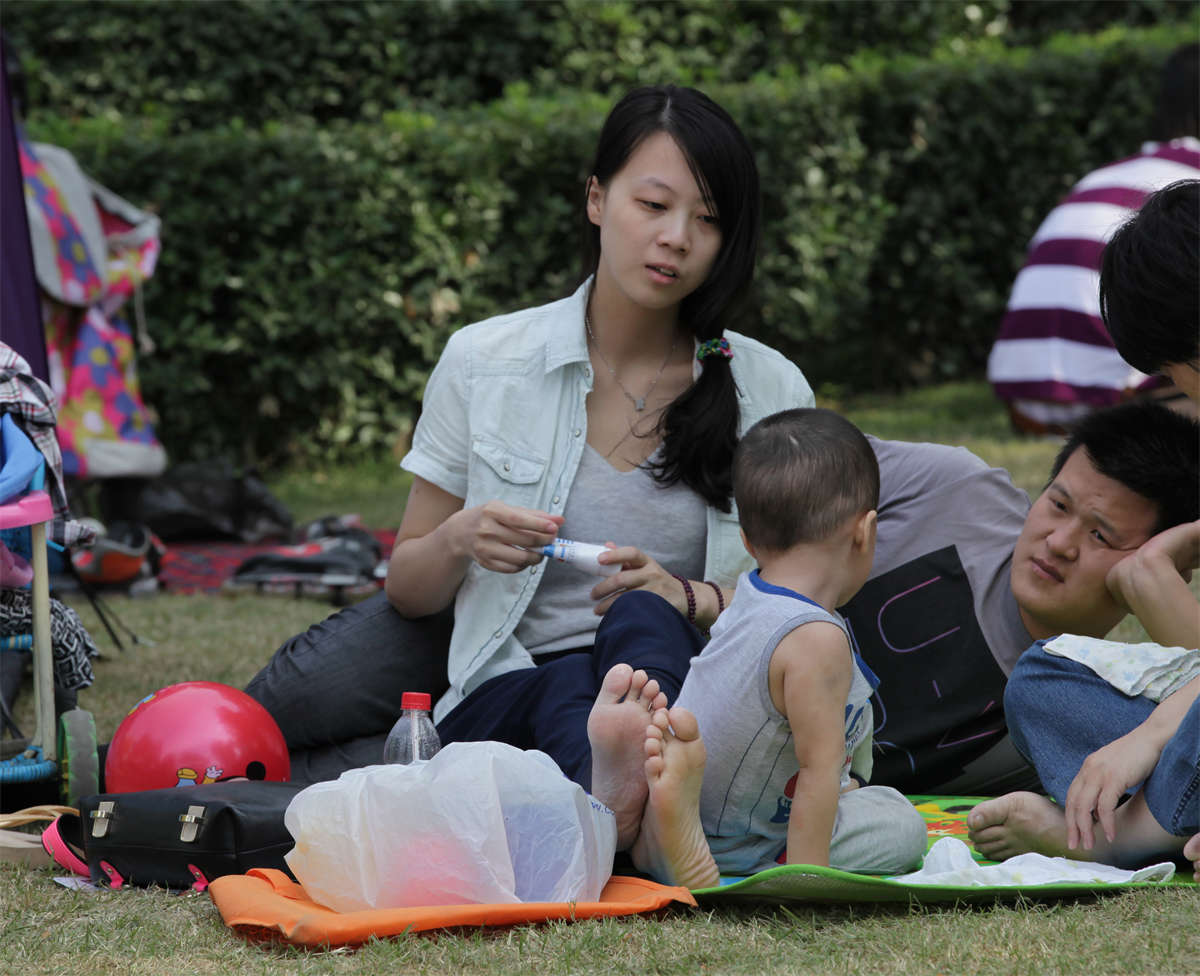 图片[2]-踏青公园街拍系列No.463 清纯少妇的足底全貌直挑眼球-日更街拍