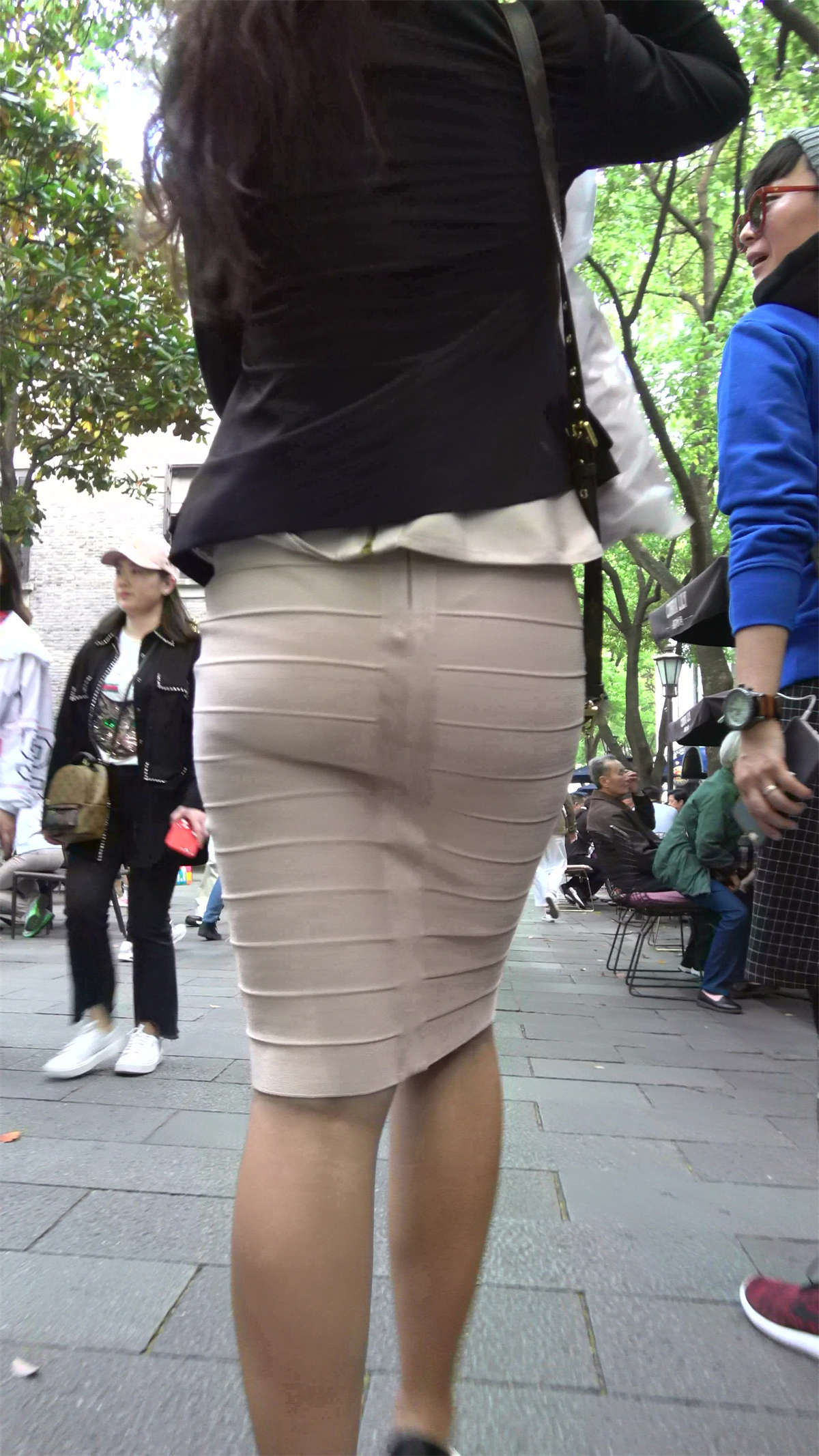 超级性感丰满爆乳包臀裙气质御姐-日更街拍