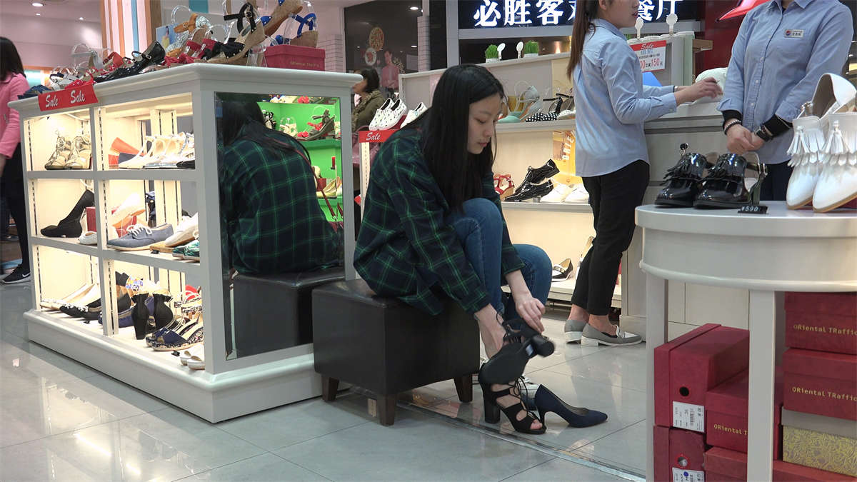 图片[2]-商场穿鞋子的高跟美女-日更街拍