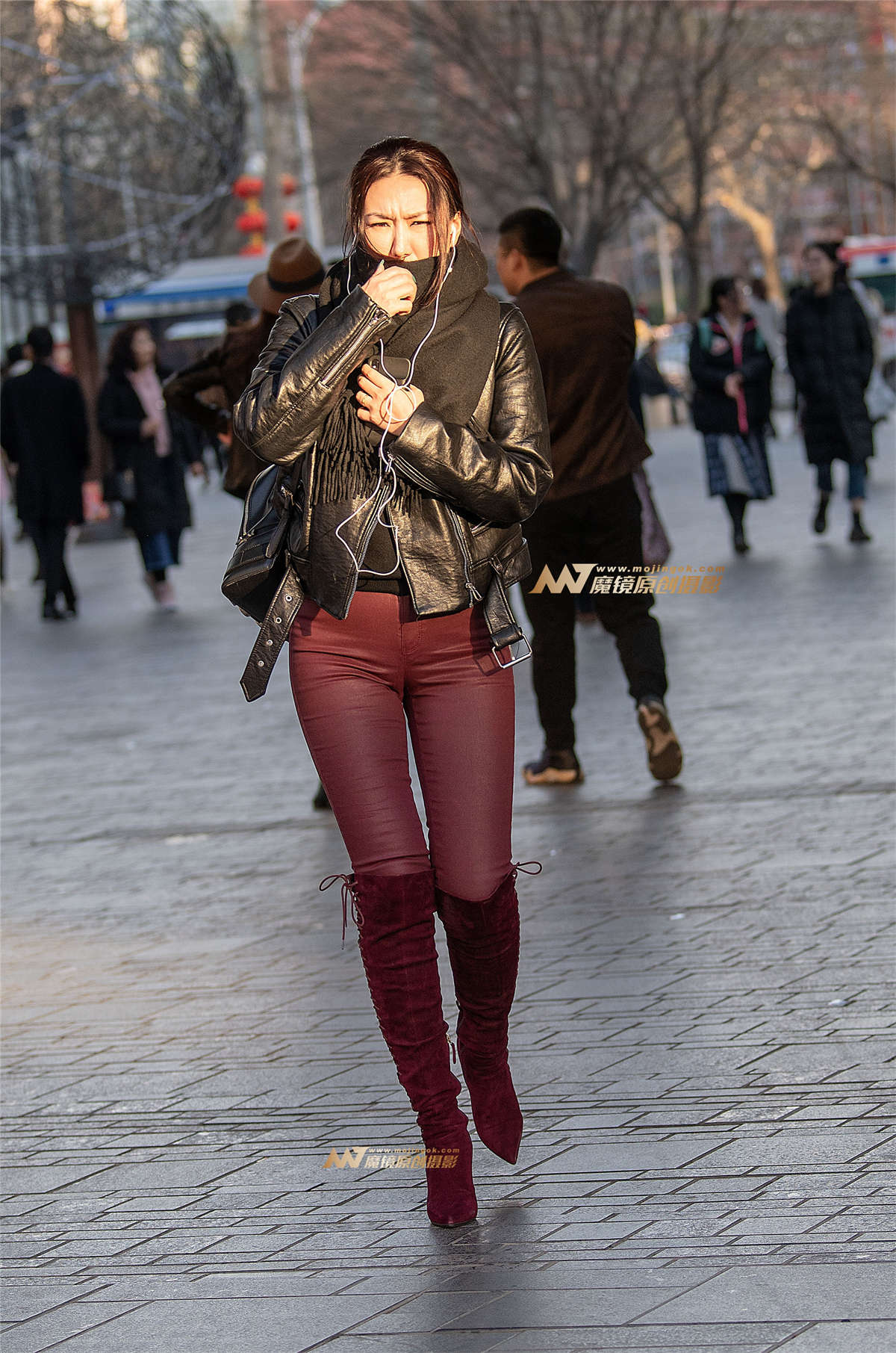 红紧牛仔过膝靴包臀紧致性感美女-日更街拍