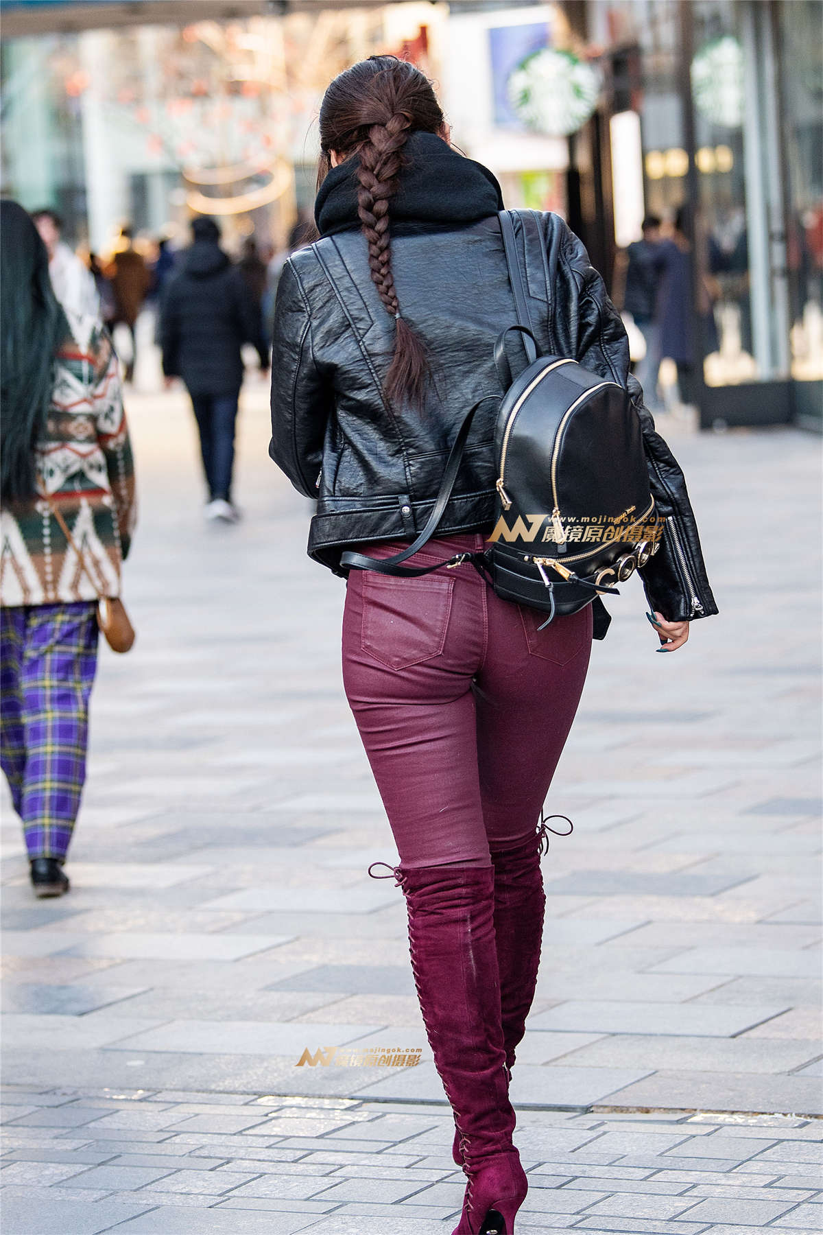 图片[2]-红紧牛仔过膝靴包臀紧致性感美女-日更街拍