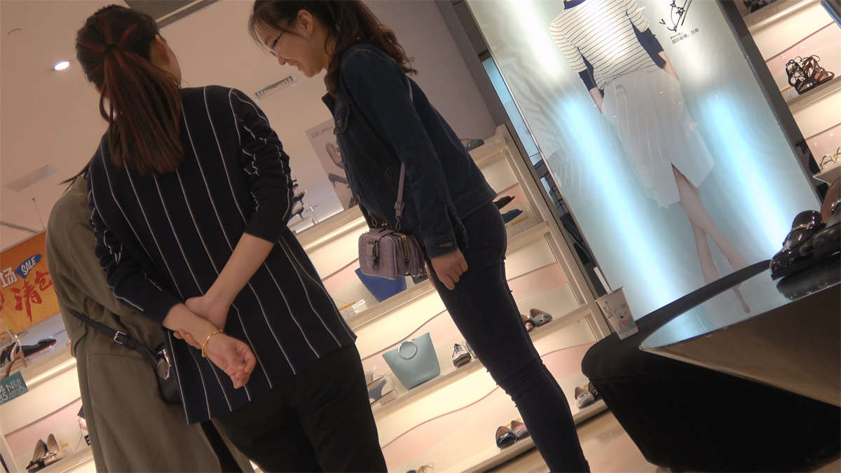 试鞋子的白净嫩足-日更街拍