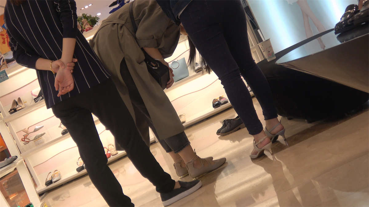 图片[2]-试鞋子的白净嫩足-日更街拍