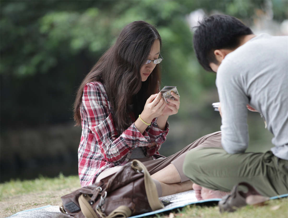 图片[2]-踏青公园街拍系列No.464 清纯少女就应该是长发和素足-日更街拍