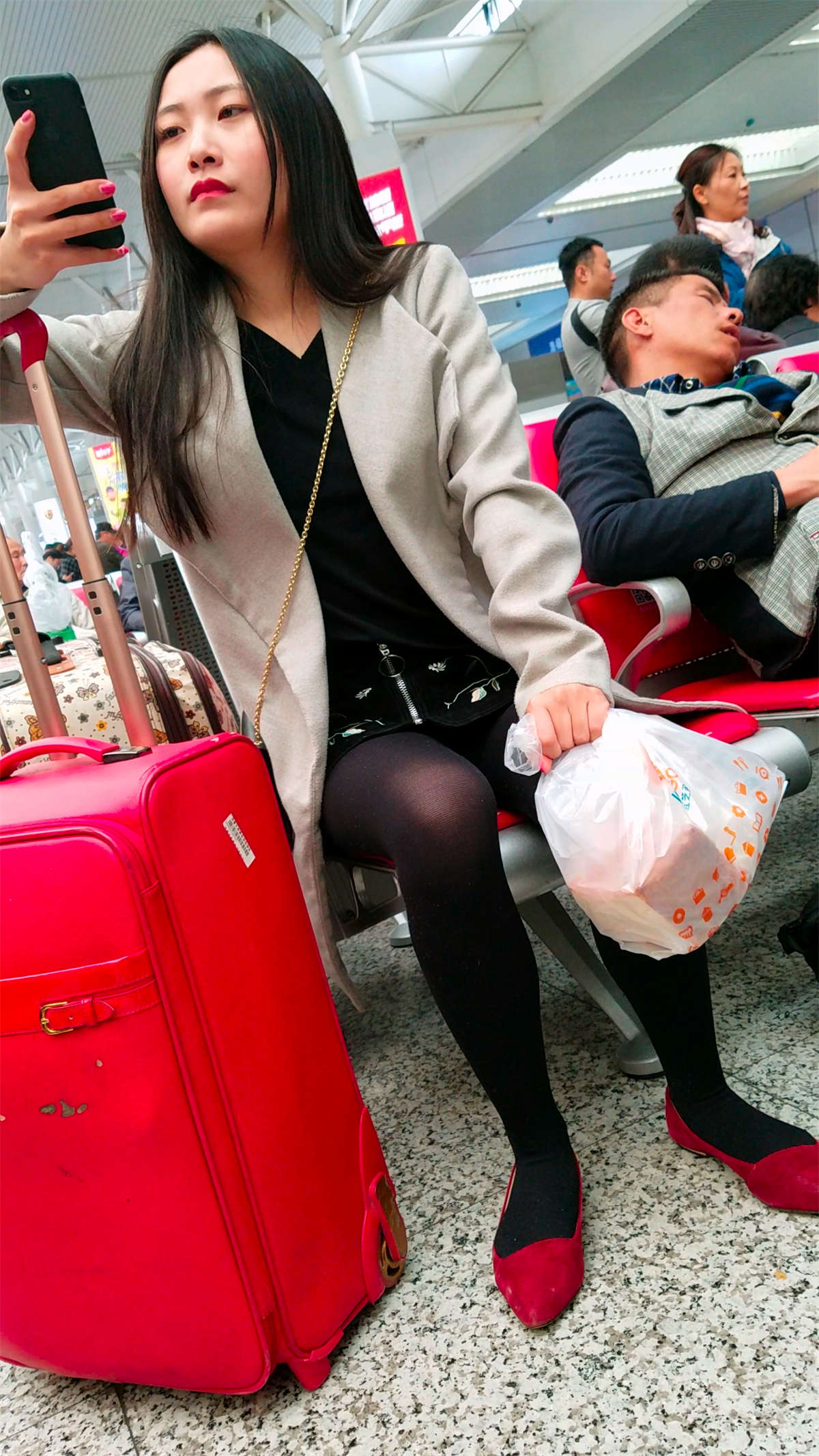 车站候车的包臀短裙长发美眉黑色丝袜-日更街拍