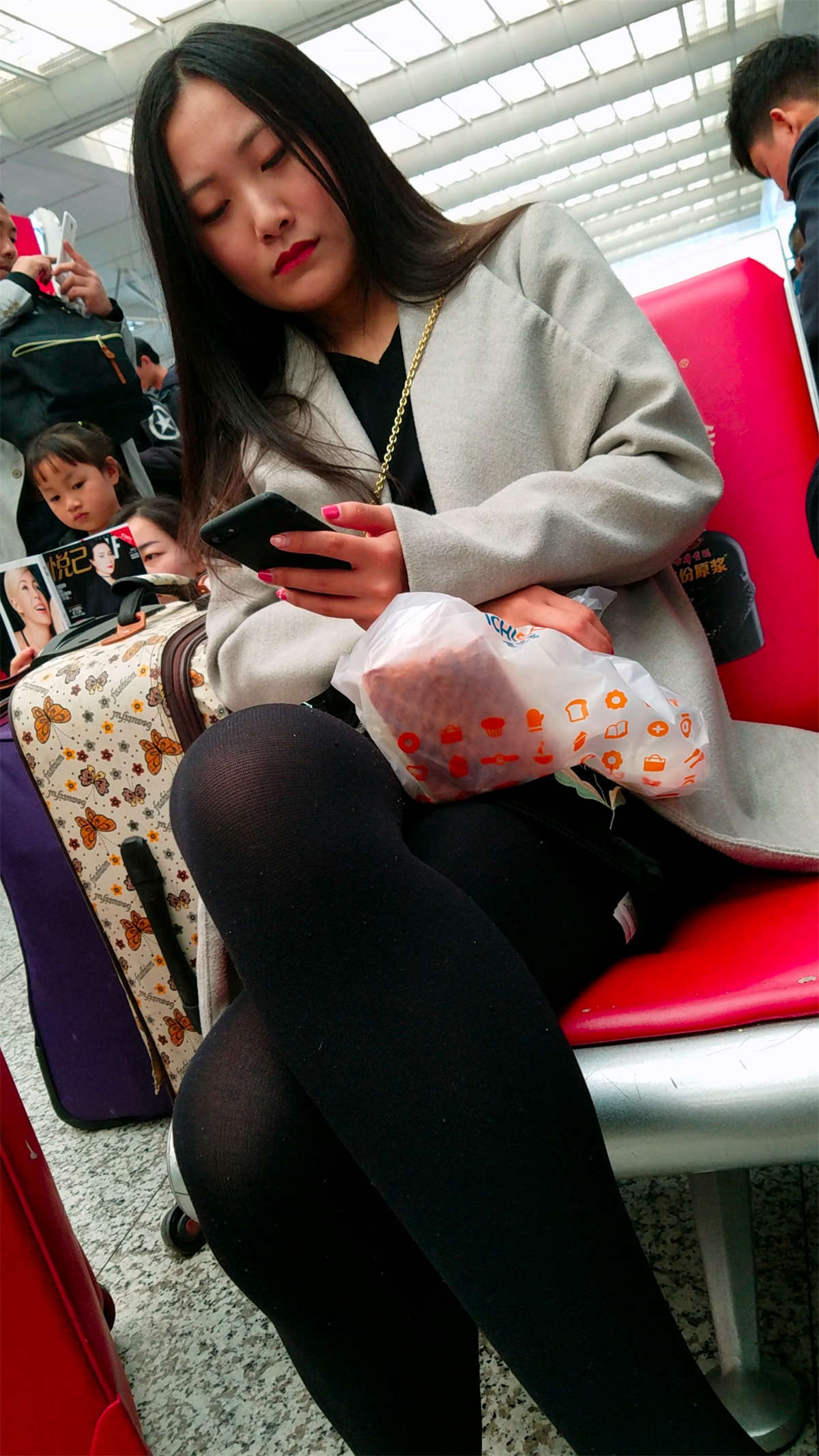 图片[2]-车站候车的包臀短裙长发美眉黑色丝袜-日更街拍