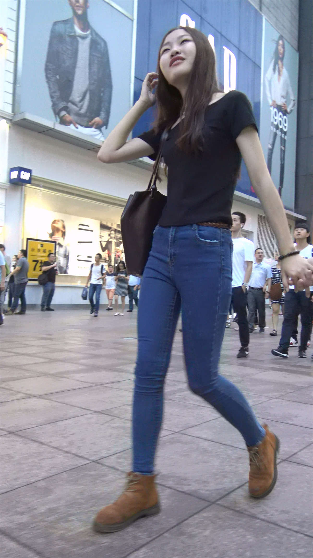 图片[2]-青春洋溢蓝色牛仔裤黑T恤美女-日更街拍