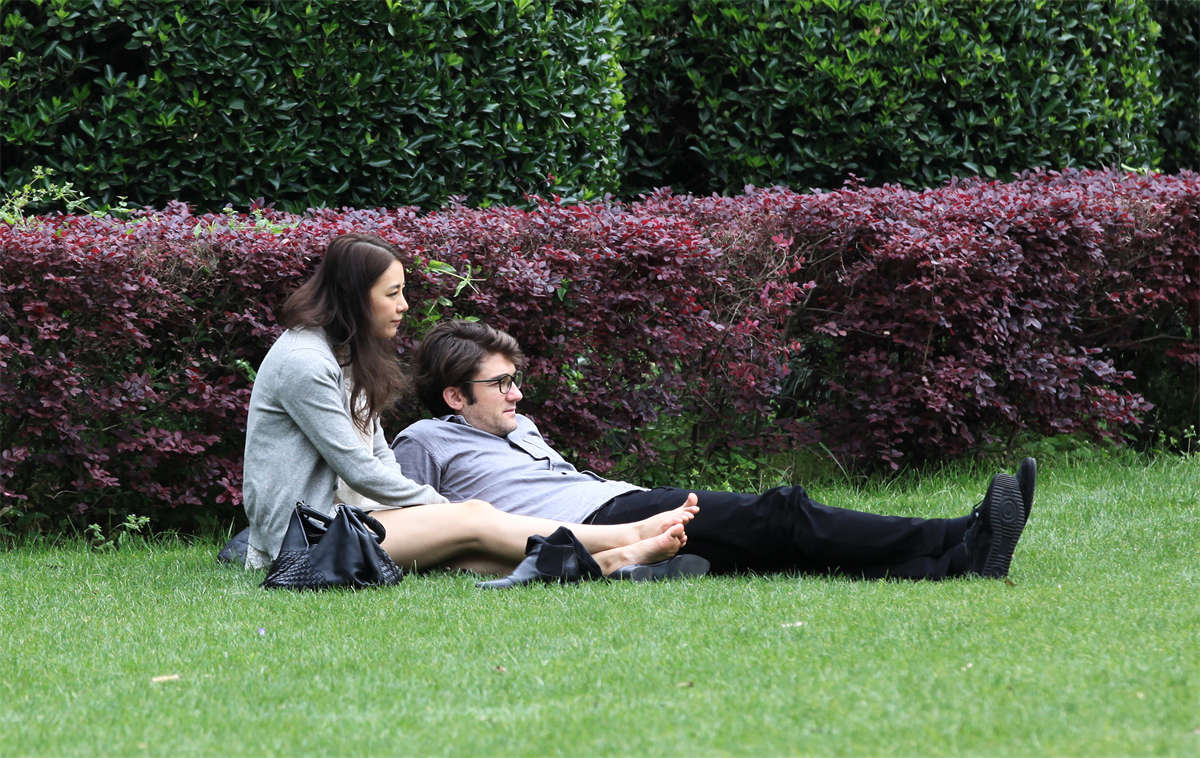 图片[2]-踏青公园街拍系列No.1463 杂志封面型女孩的雪白玉足-日更街拍