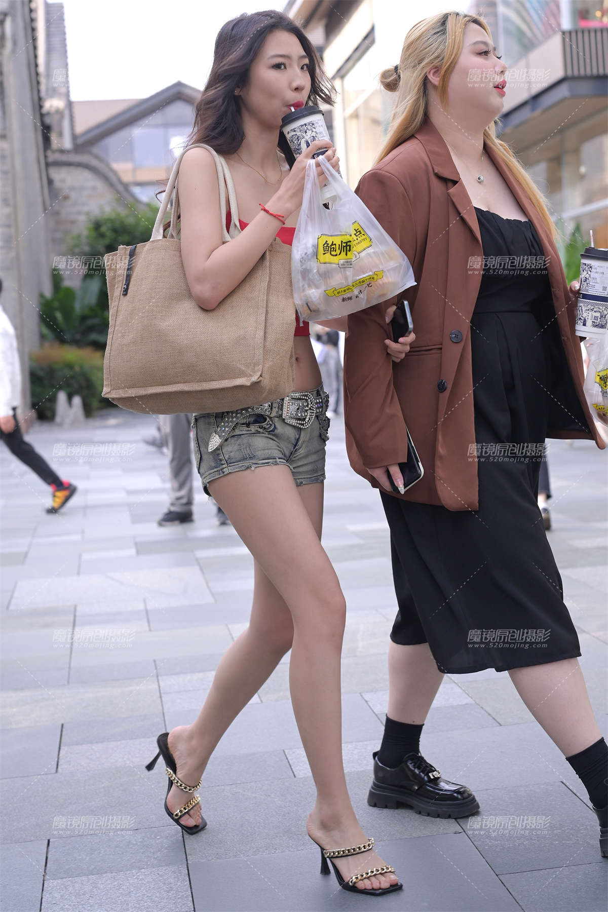 热裤大长腿-日更街拍