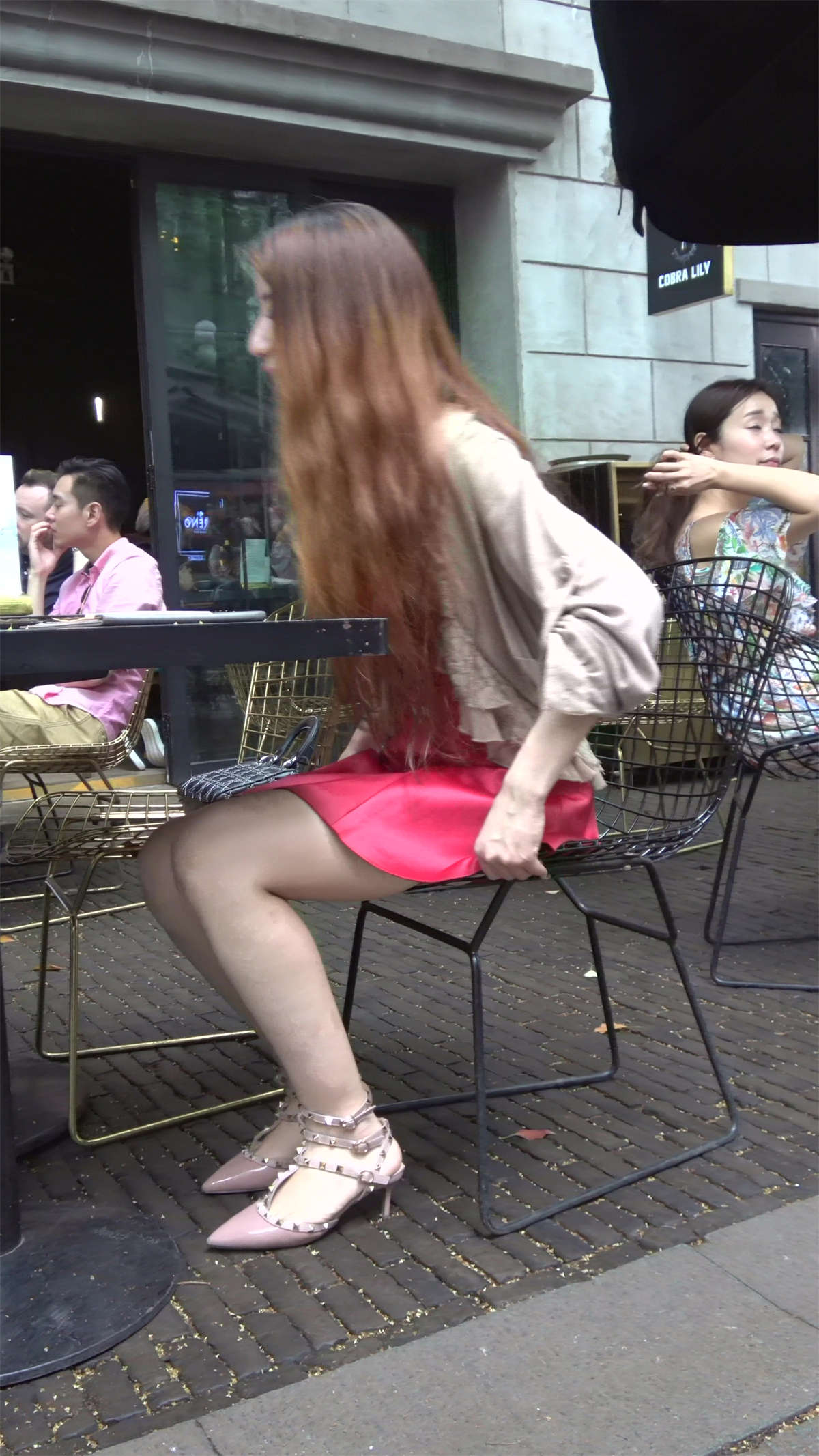 极品气质红色连衣裙美腿气质美女-日更街拍
