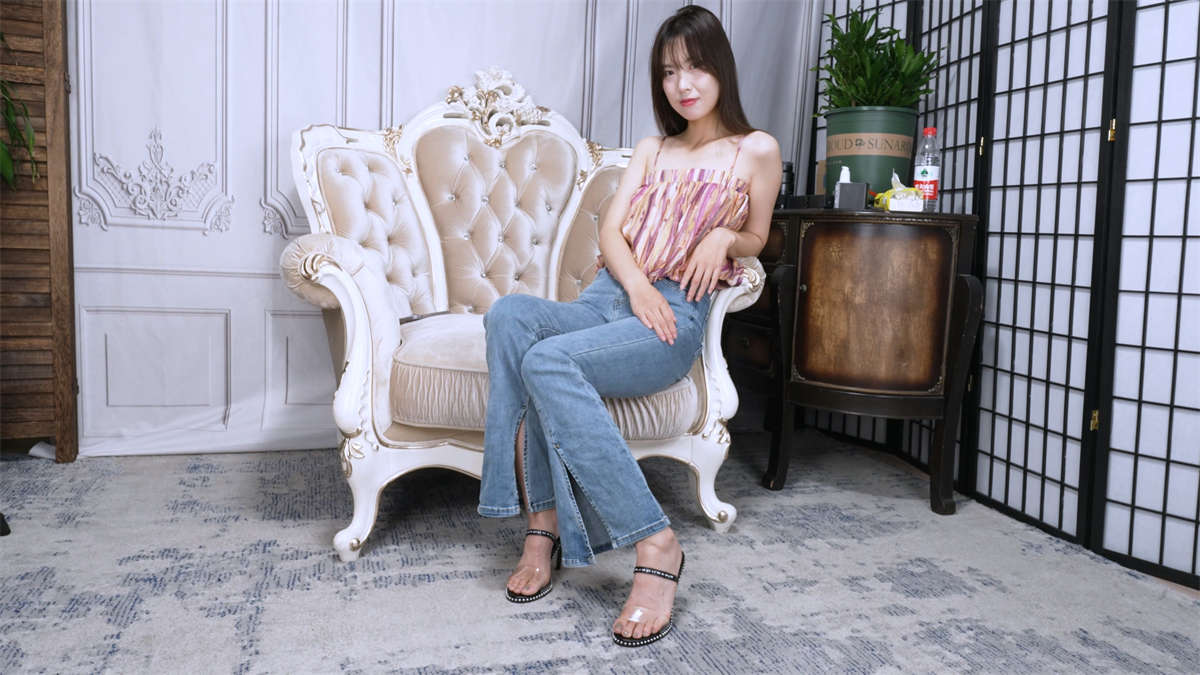 Sexy Asian Girls Feet Vol.094 美女王佳展示性感的大脚-日更街拍
