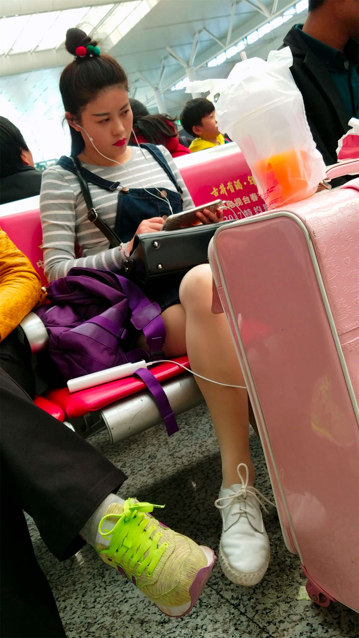 图片[2]-高铁站拍摄肉色丝袜包臀裙漂亮美女-日更街拍